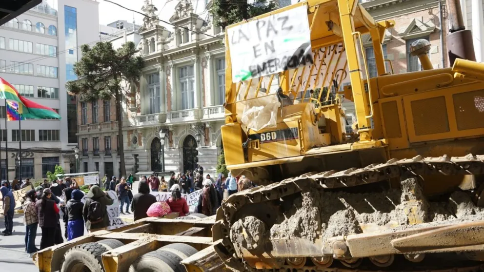 Tractores y otra maquinaria pesada bloquean la calle de la Alcaldía, este martes. Fotos: APG