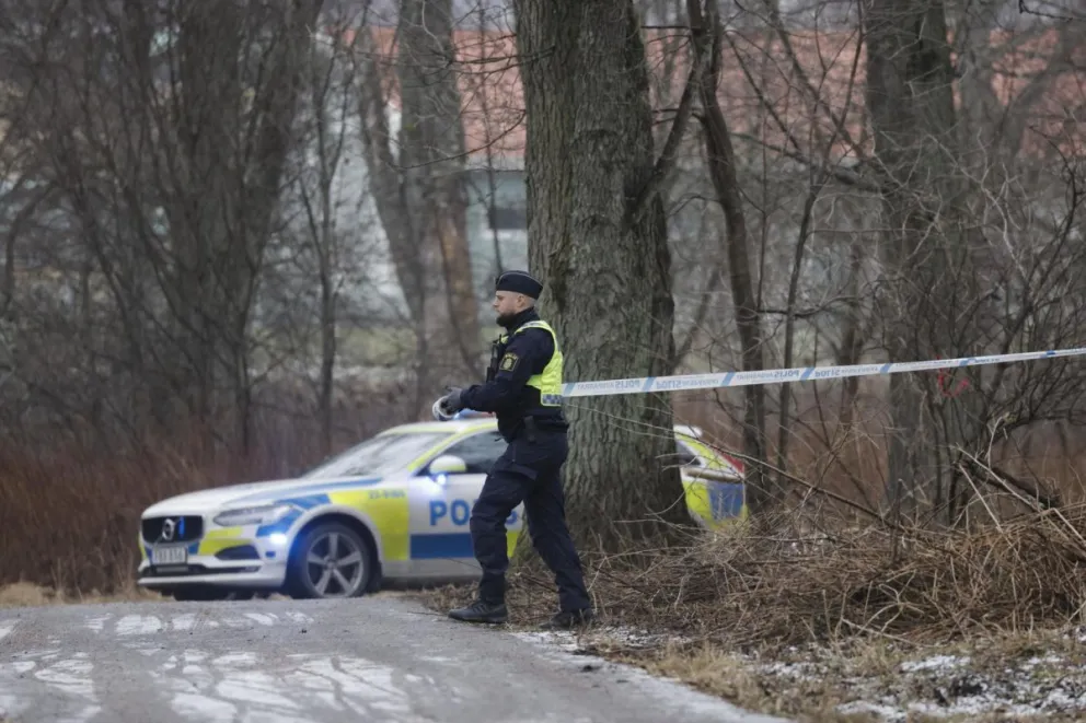 Agentes de la Policía en la escuela de Vasthaga en Orebro, Suecia. Foto: EFE
