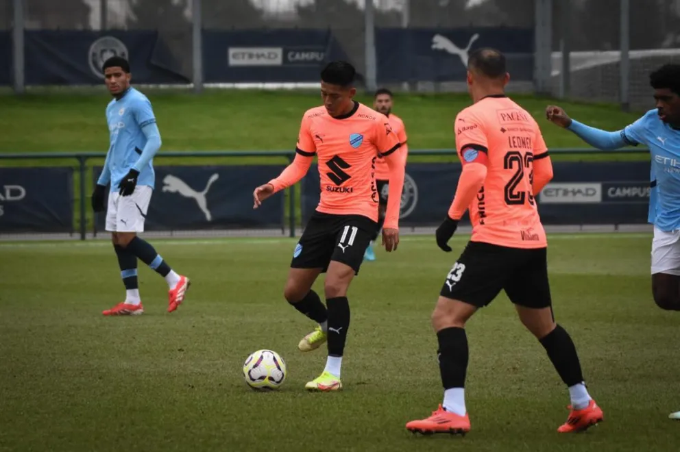 Ramiro Vaca domina la pelota durante el partido con el Manchester City. Foto: Club Bolívar.