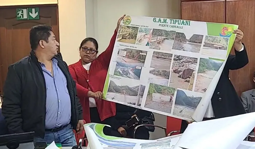 El alcalde de Tipuani, Fernando Vera, expuso el problema minero que generó la inundación. Foto: Captura