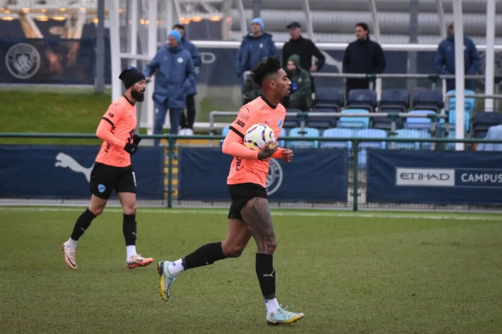 Sávio (izq.) y Gomes, tras el segundo gol de la Academia al Manchester City. Foto: Club Bolívar.