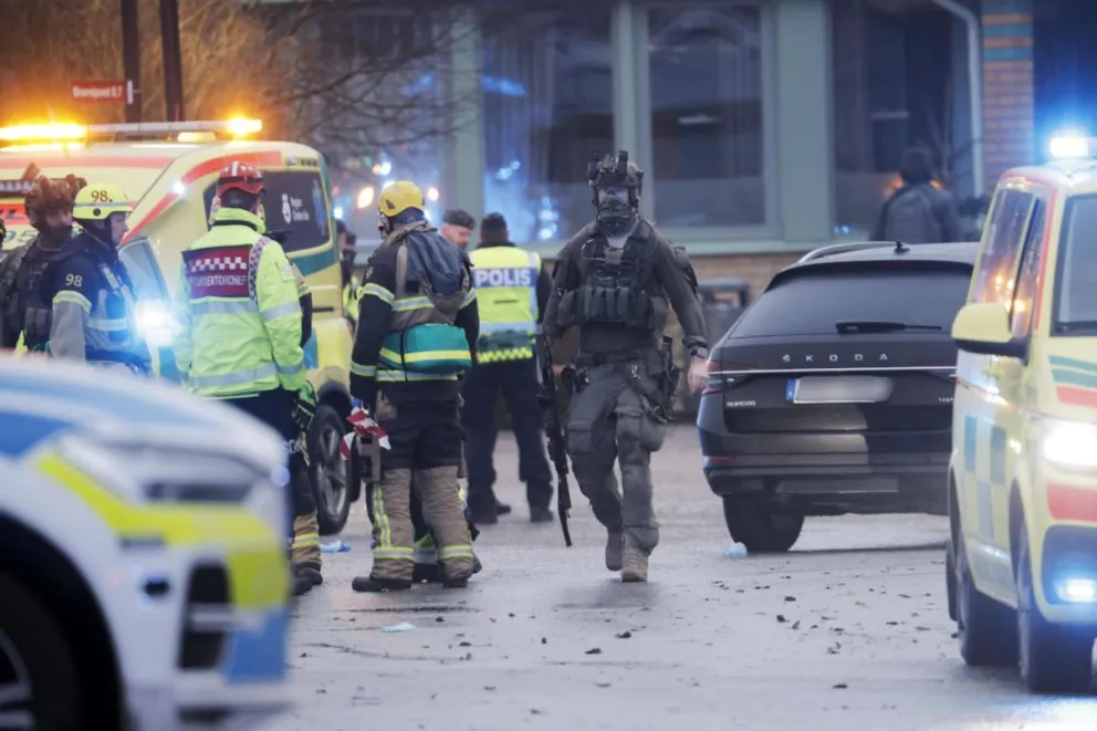 Agentes de la Policía después de un tiroteo en la Escuela Risbergska en Orebro. Foto: EFE