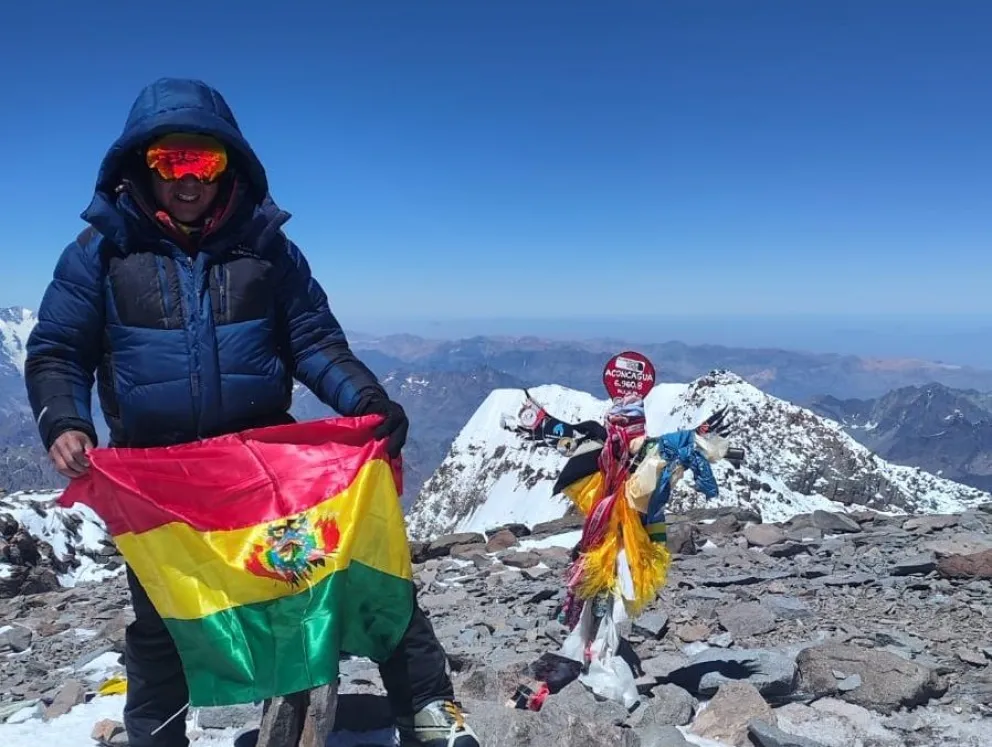 Ayaviri con la tricolor nacional en la cima del Aconcagua. Foto: Hugo Ayaviri.