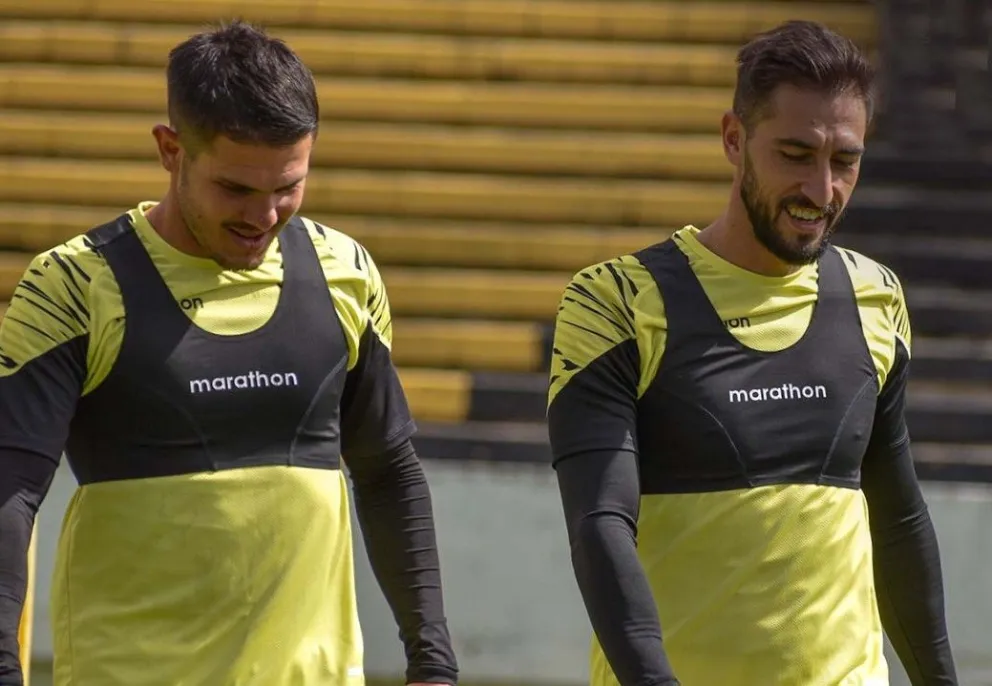 Luciano Ursino (der.) junto a Sebastián Guerrero en un entrenamiento del Tigre en su estadio de Achumani. Foto: club The Strongest