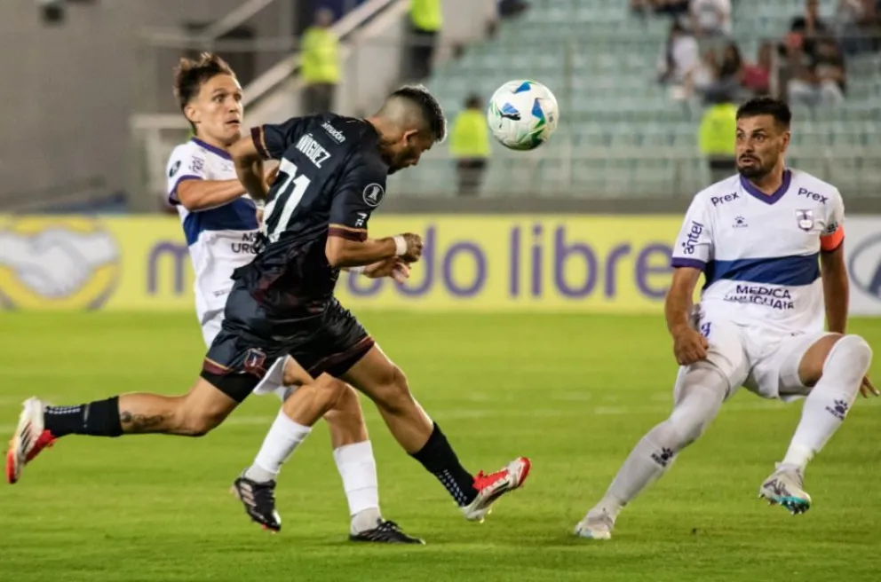 Un atacante del Monagas cabecea ante dos defensores del Defensor. Foto: Conmebol