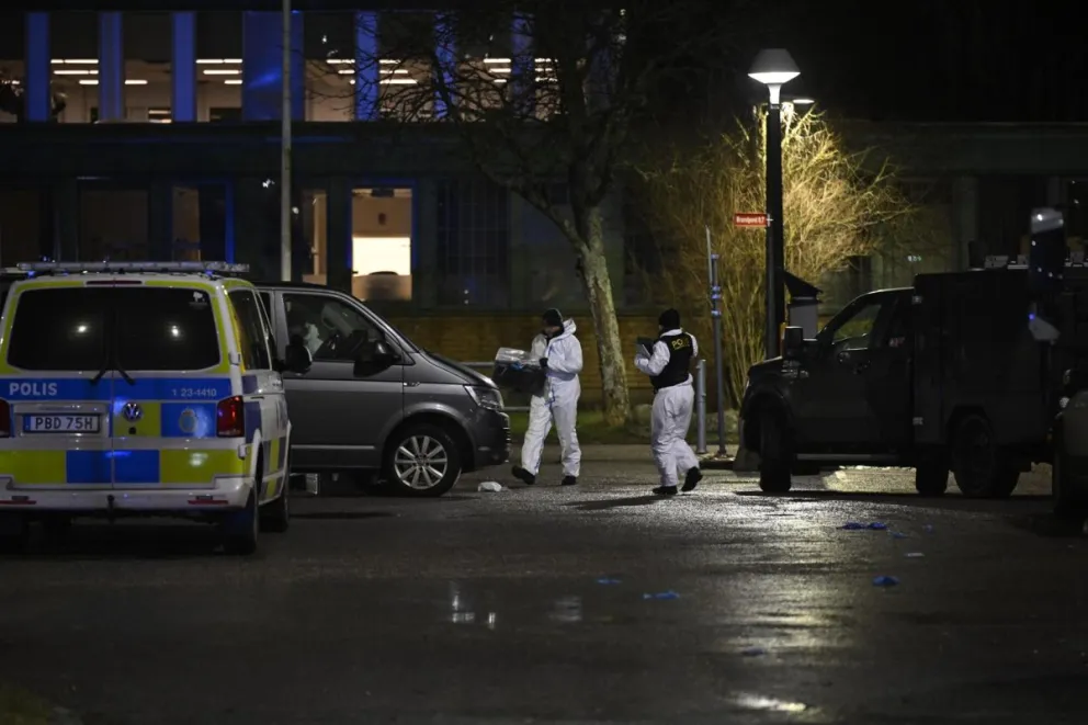 Policías trabajan en la escena de un tiroteo escolar en el centro de educación para adultos Risbergska. Foto: EFE