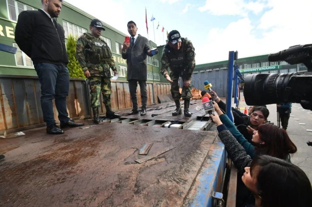 El ministro de Gobierno en el camión donde se transportaba la droga. Fotos: APG