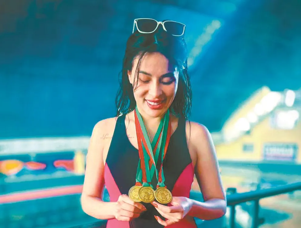 Sostiene las medallas de oro que ganó. Foto: Heydi Gutiérrez.