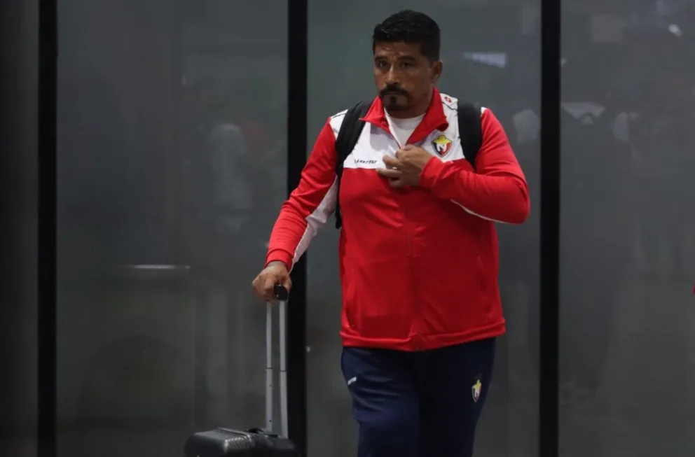 Omar Asad, director técnico de El Nacional, a su arribo al aeropuerto de Santa Cruz. Foto: APG