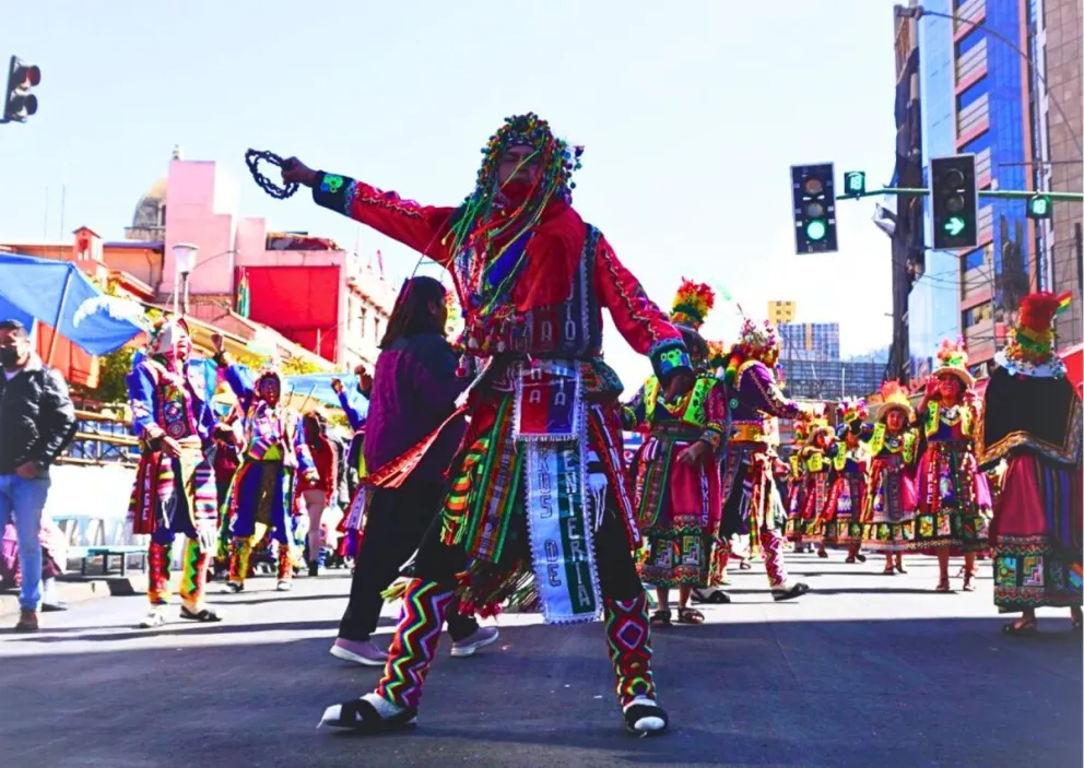 Bailarines de tinku durante la entrada Universitaria en La Paz. Foto: Facebook de Tinkus De Ingeniería