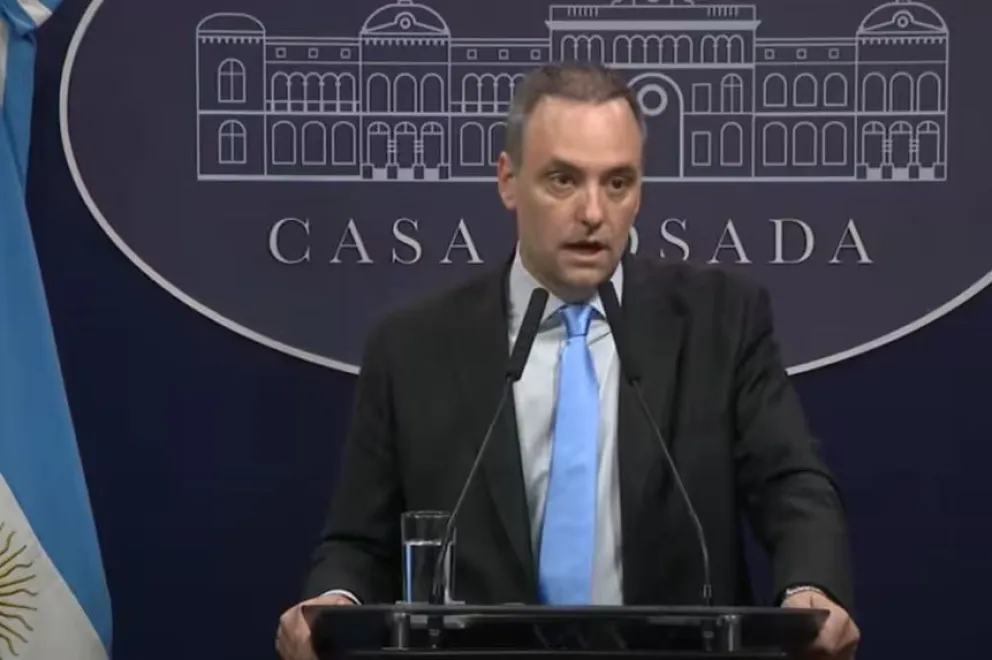 El portavoz del presidente Milei, Manuel Adorni en una conferencia de prensa. Foto: Captura de video