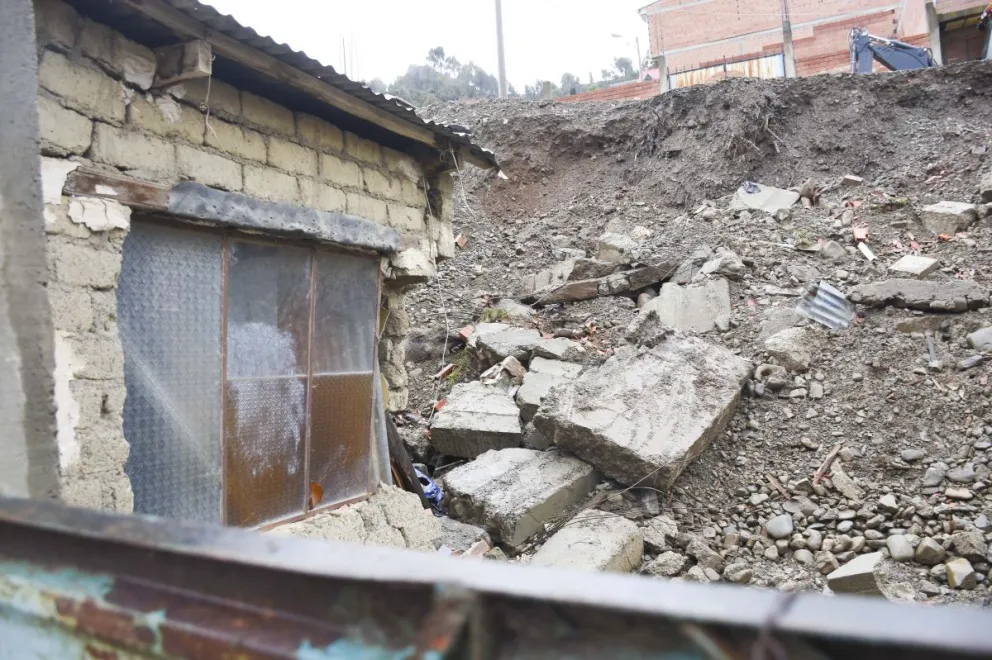 El colapso de un muro en Achocalla (La Paz) como consecuencia de las lluvias. Foto: APG