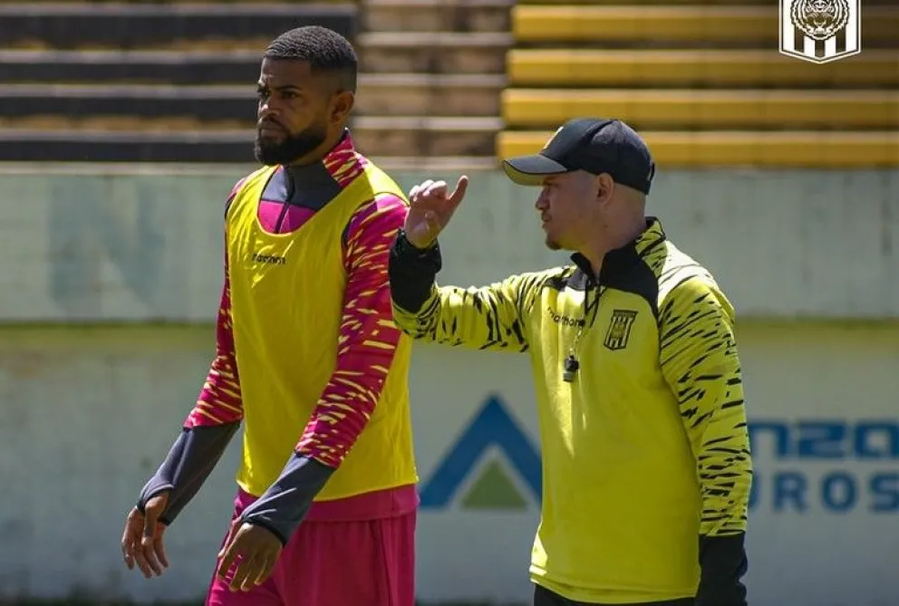 Luiz Felipe Castro recibe instrucciones de Giuliano Zago, uno de los asistentes del DT. Foto: club The Strongest