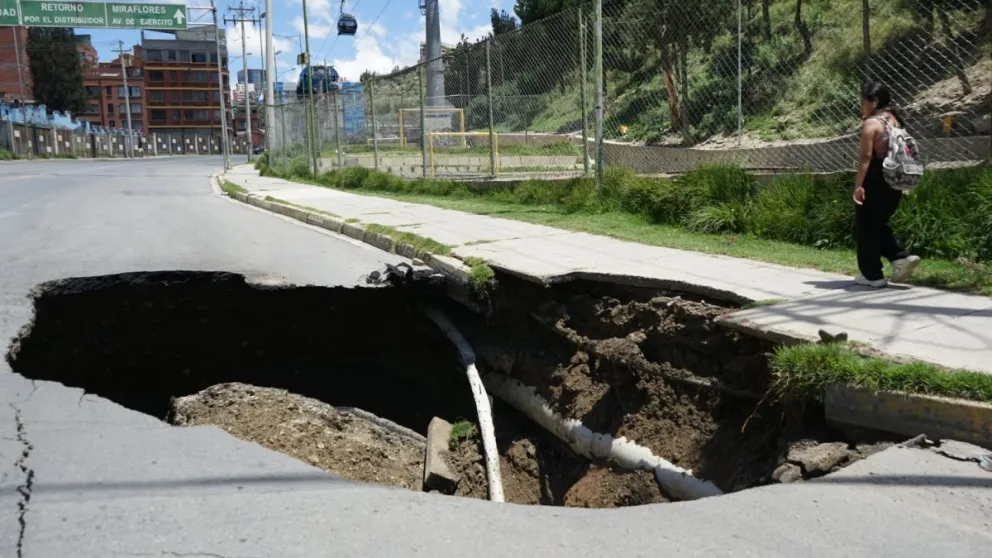 Un hoyo de grandes magnitudes en el carril de subida de la avenida del Poeta. Fotos: APG
