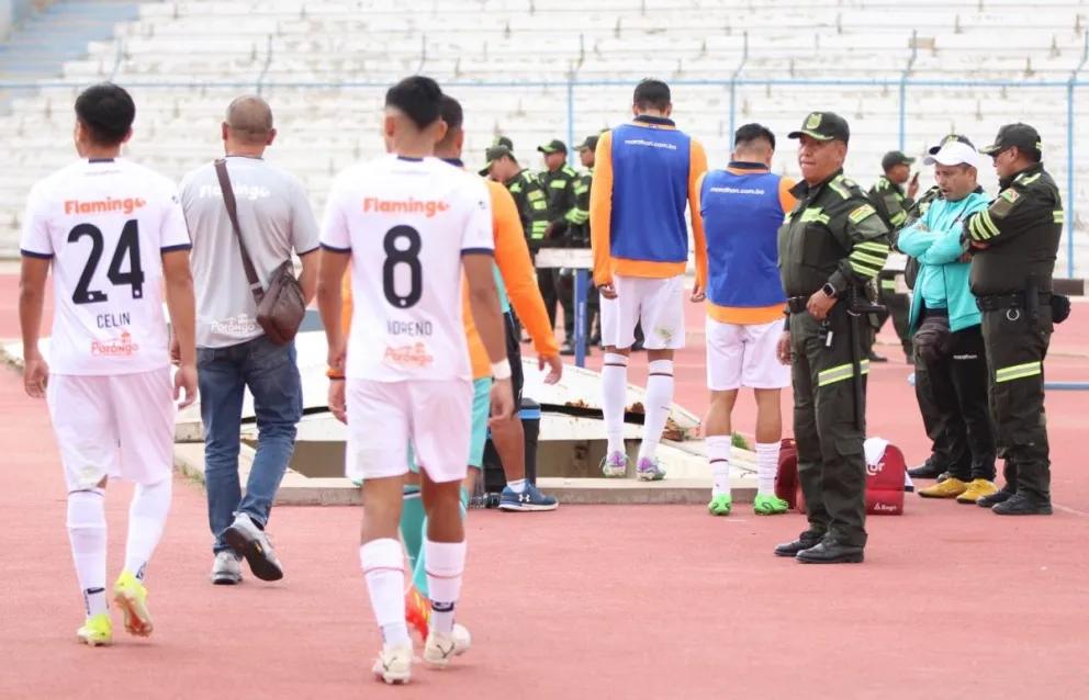 Jugadores de Royal Pari se retiran de la cancha en el partido del 23 de diciembre de 2024. Foto: APG.