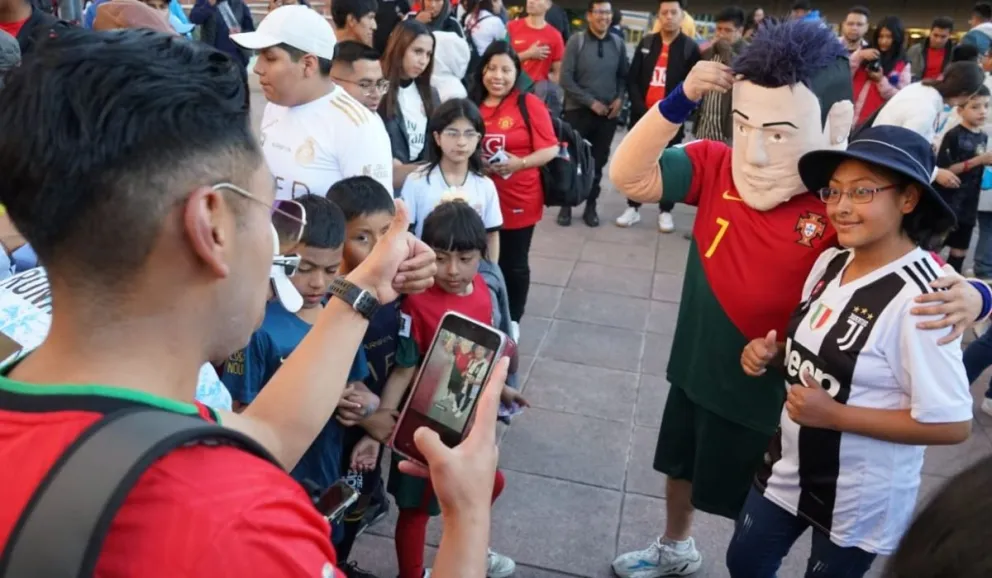 El muñeco de CR-7 que estuvo hoy en la celebración de los fans del jugador en Bolivia. Foto: APG