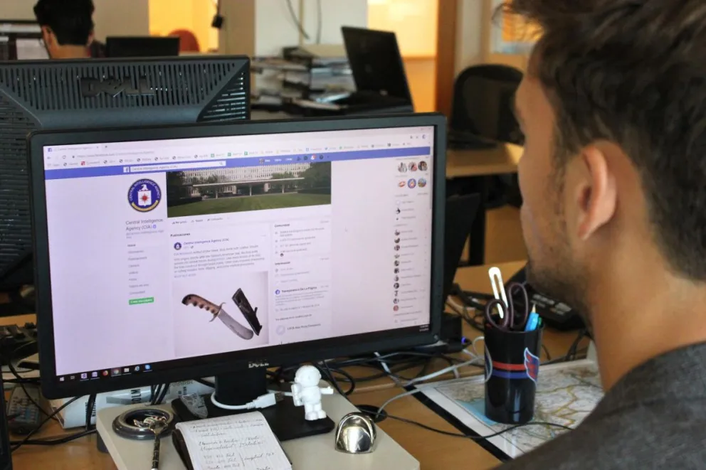 Fotografía de archivo en donde una persona consulta la página de la Agencia Central de Inteligencia estadounidense (CIA) en las redes sociales. Foto: EFE