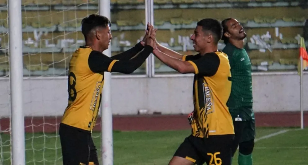Flores (izq.), autor del primer gol del Tigre festeja con García, su asistidor. Foto: APG