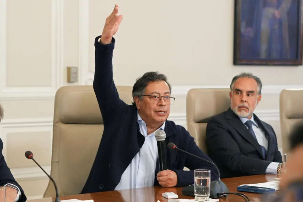 El mandatario, Gustavo Petro, junto al nuevo jefe de despacho, Armando Benedetti, durante un consejo de ministros este martes en Casa de Nariño en Bogotá (Colombia). Foto: EFE