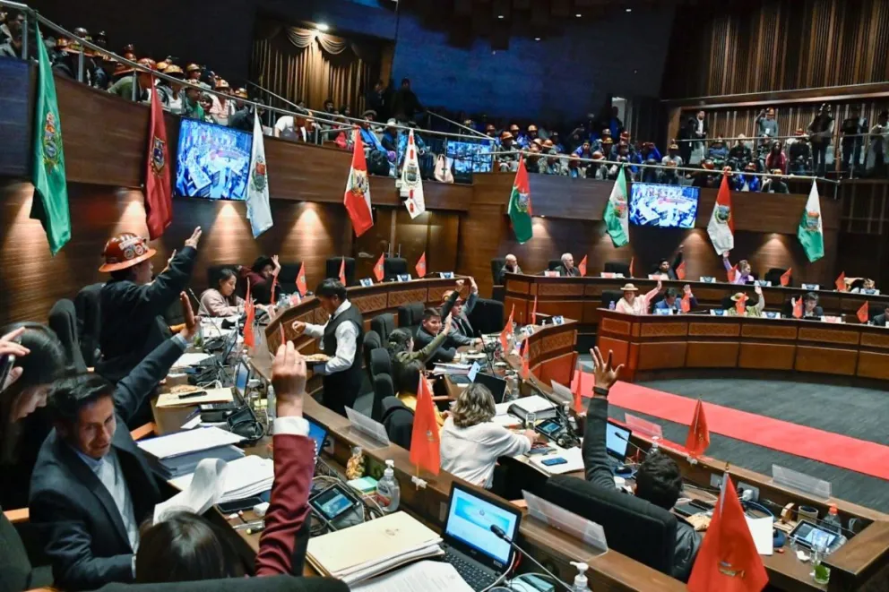 Senadores sesionan para analizar el proyecto de ley que deroga la disposición séptima del PGE 2025. Foto: Cámara de Senadores