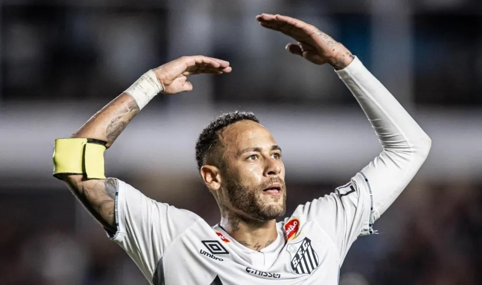 Neymar saluda a la hinchada del Santos que lo ovacionó cuando entró a la cancha. Foto: Santos FC