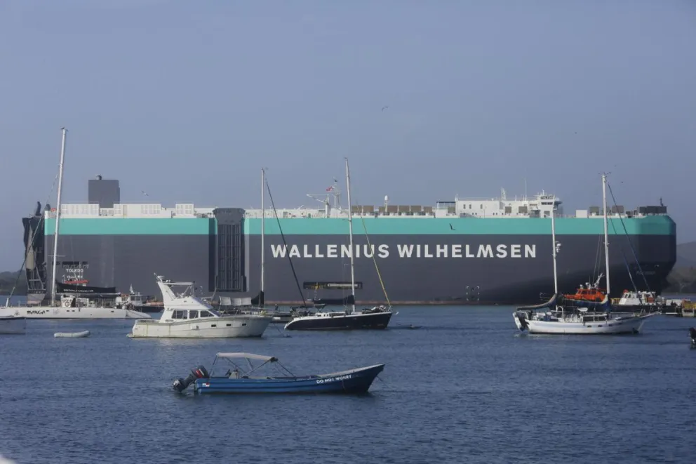 Un buque transita por el Canal de Panamá este miércoles en Ciudad de Panamá. Foto: EFE
