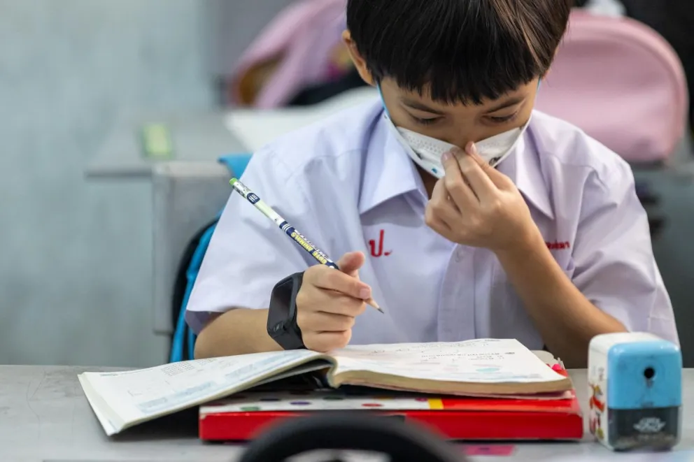Un niño en una clase en una escuela de Bangkok, Tailandia. Foto: EFE