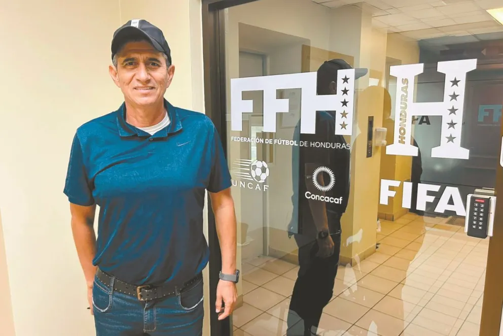 José Peña, director técnico del club Olimpia Occidental, en las oficinas de la Federación de Fútbol de Honduras. Foto: José Peña.