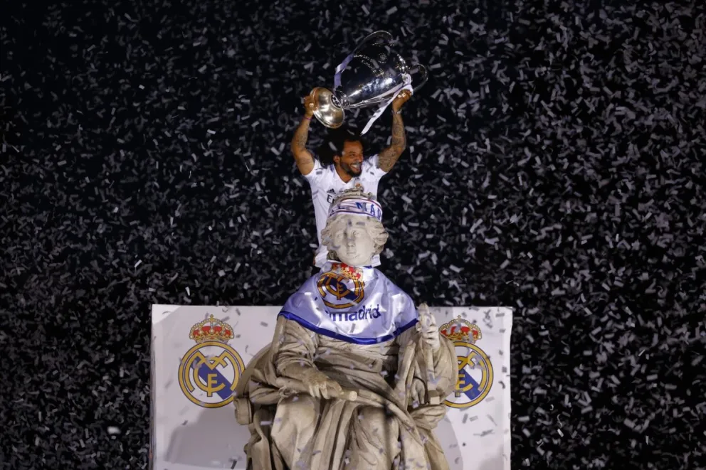 Marcelo levanta un trofeo con el Real Madrid. Foto: EFE.