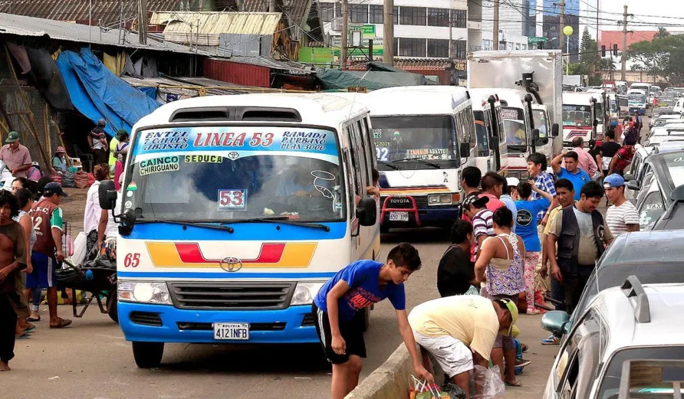 Micros circulan en un barrio de la capital cruceña. Foto: DTV