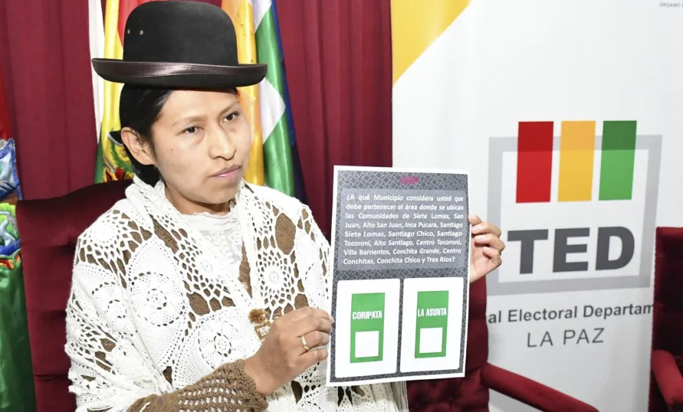 La presidente del TED de La Paz, Zonia Yujra, con la papeleta de sufragio aprobada para el referendo. Foto: APG