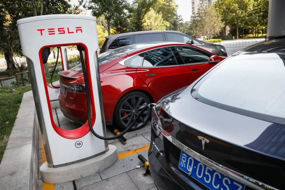 Vehículos eléctricos Tesla cargan en una estación en Pakín (China). Foto: EFE