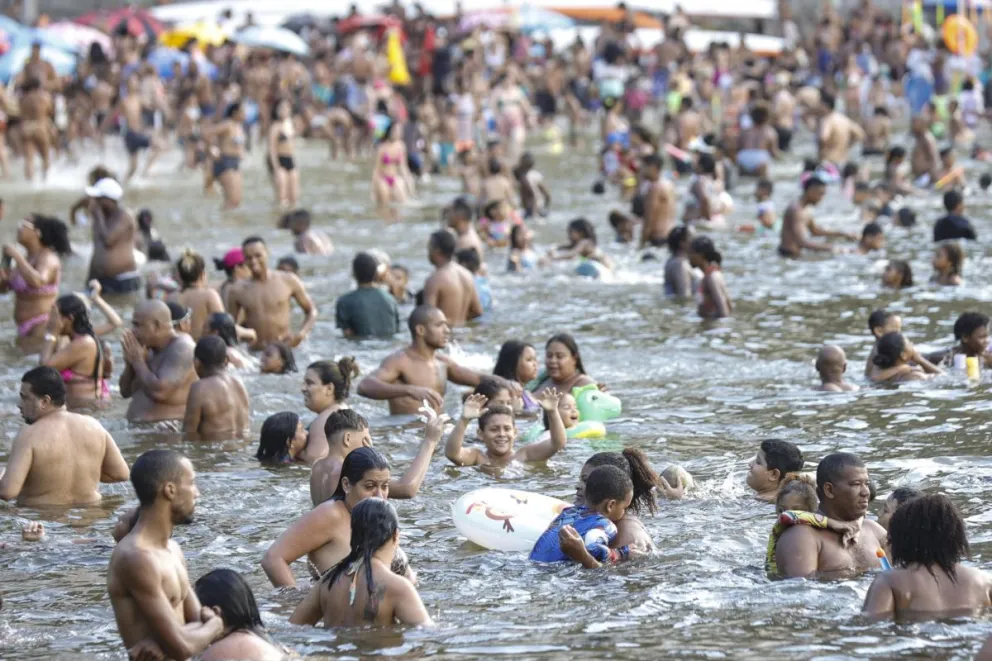 Bañistas que se refrescan en la playa de Urca, en Río de Janeiro en una imagen de archivo. Foto: EFE 