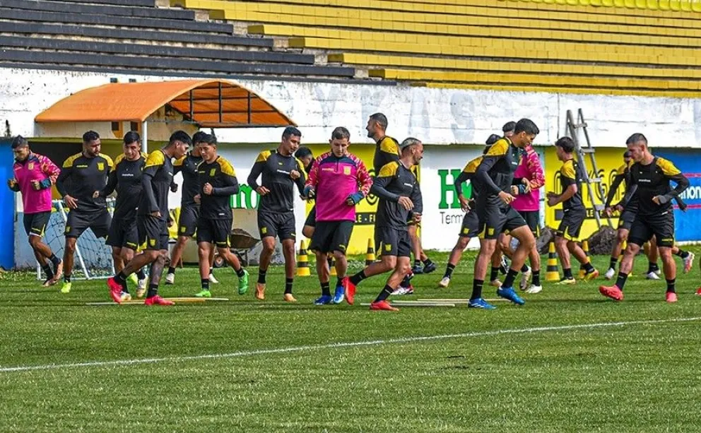 jugadores del Tigre en un entrenamiento en su estadio de Achumani. Foto: Club The Strongest