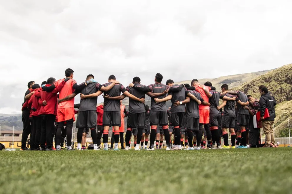 El plantel de la banda roja previo a un entrenamiento. Foto: Always Ready.