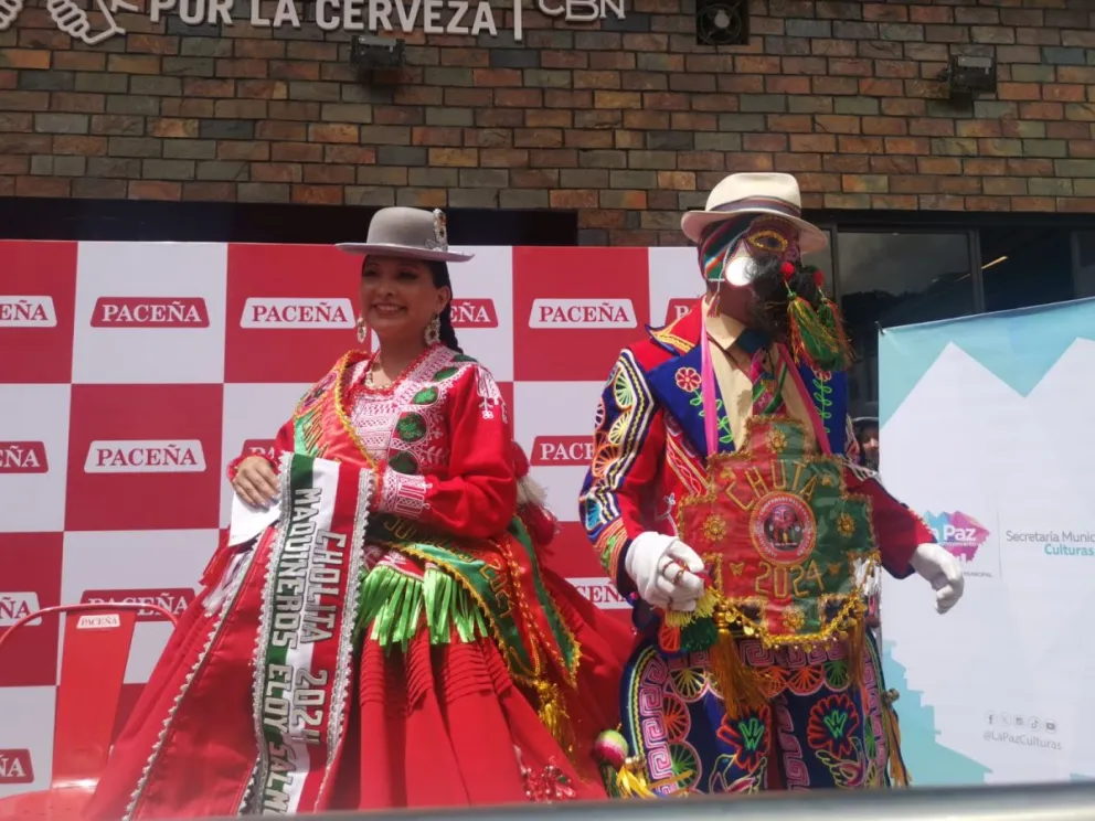 El  ch’uta junto a su cholita llegaron este jueves a La Paz para dar inicio a las actividades del carnaval. Foto: Marco Belmonte