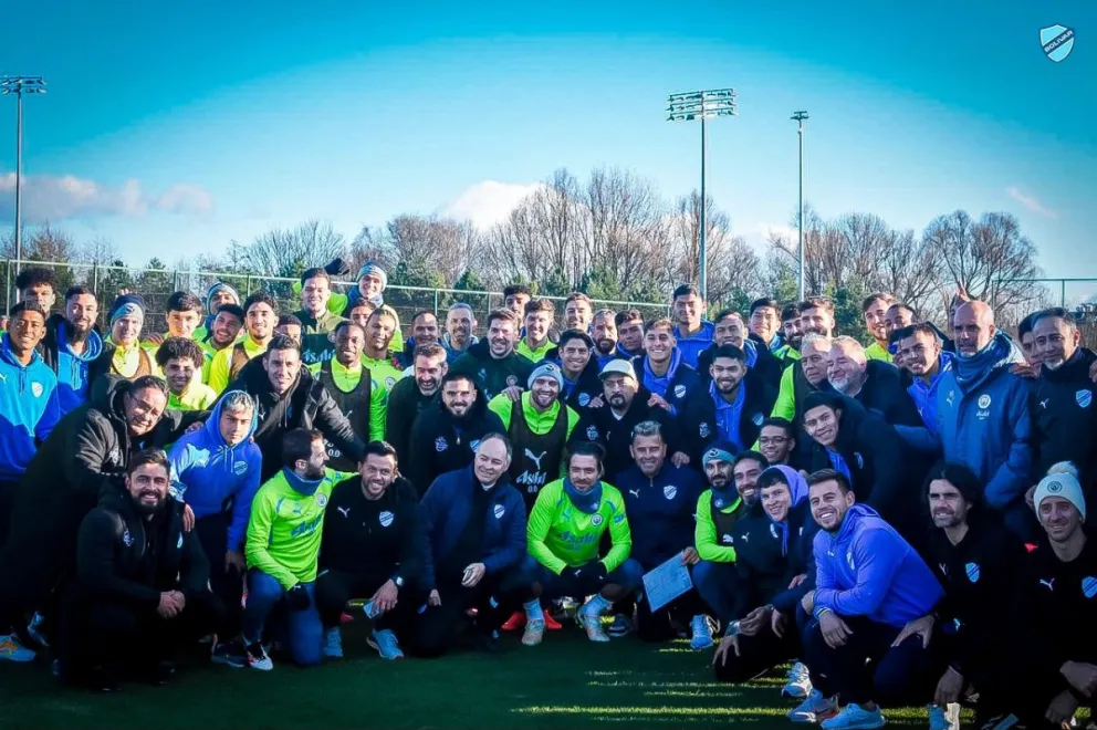 Los planteles de la Academia y del City en una imagen conjunta. Foto: Club Bolívar.