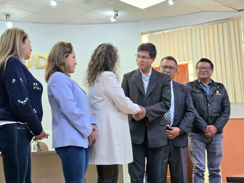 El nuevo director de la Caja Petrolera de Salud, recibe el saludo de la ministra de Salud, María R. Castro. Foto: Ministerio de Salud