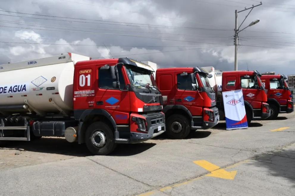 Cisternas de la petrolera estatal. FOTO: YPFB