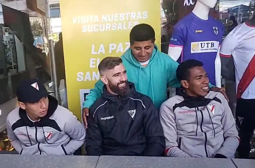 Martínez, Baroja y Medina se sacan una foto con un hincha que se acercó al evento de los millonarios. Foto: CAR