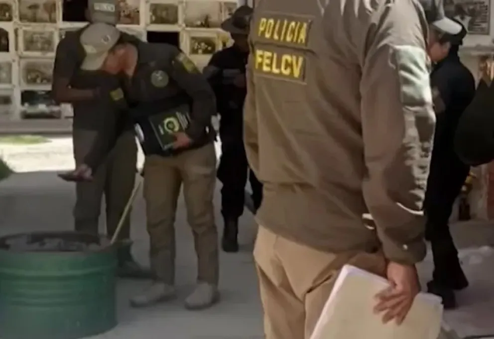 La Policía levanta los restos encontrados.     FOTO: AMUN