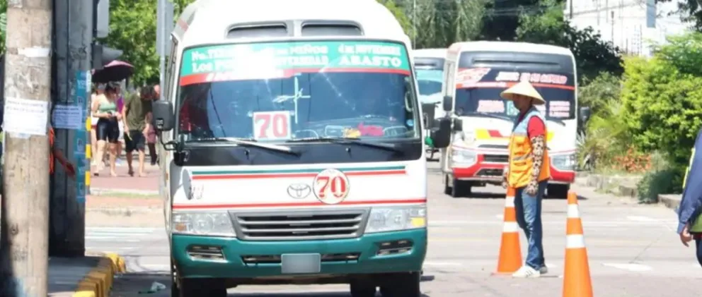 Un micro cruceño.   FOTO: Unitel