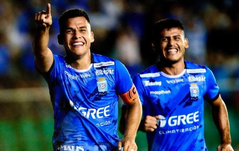 Moises Villarroel (izq,) celebra su gol, el segundo de Blooming. Lo acompaña Samuel Garzón. Foto: Conmebol