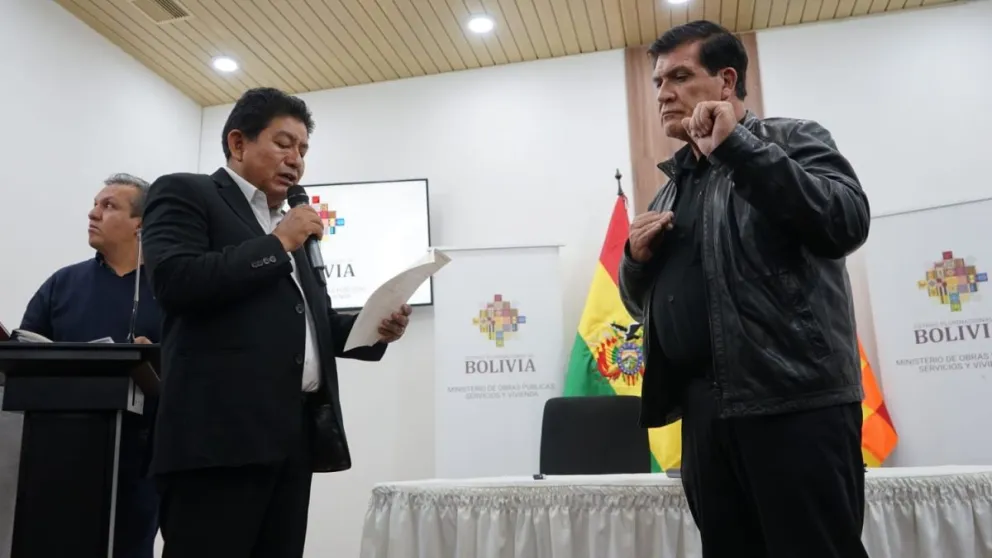 El ministro Montaño le toma el juramento a Mario Borda, este viernes. Foto: APG