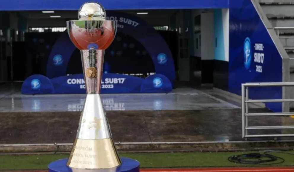 El trofeo del torneo Sub-17 realizado en Ecuador en 2023. Foto: Conmebol. 