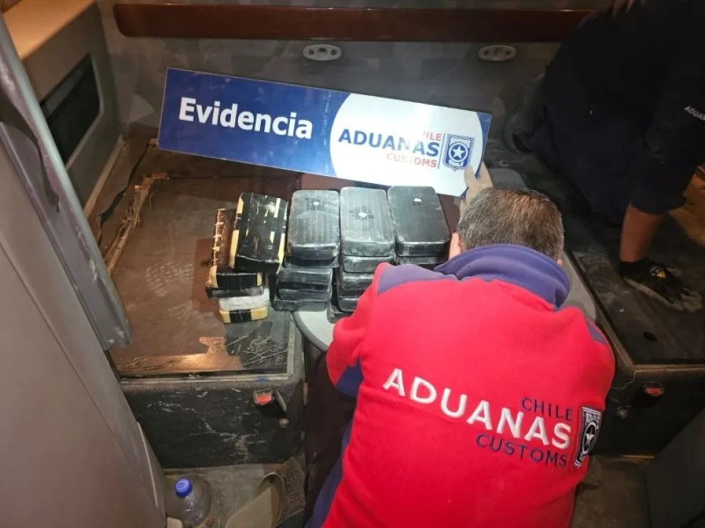 Fiscalizadores de Chile revisan el cargamento de droga. Foto: Aduanas de Chile