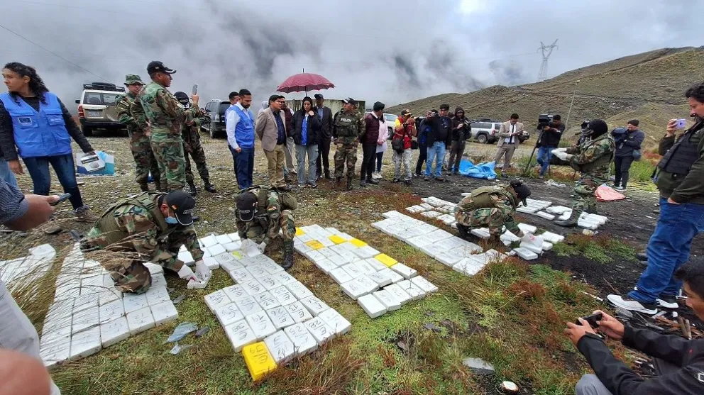 La Felcn procedió la incineración de droga con la fiscalización de la representante de la Unodc en Bolivia, Mónica Mendoza Betancourt. Foto: Carlos Quisbert