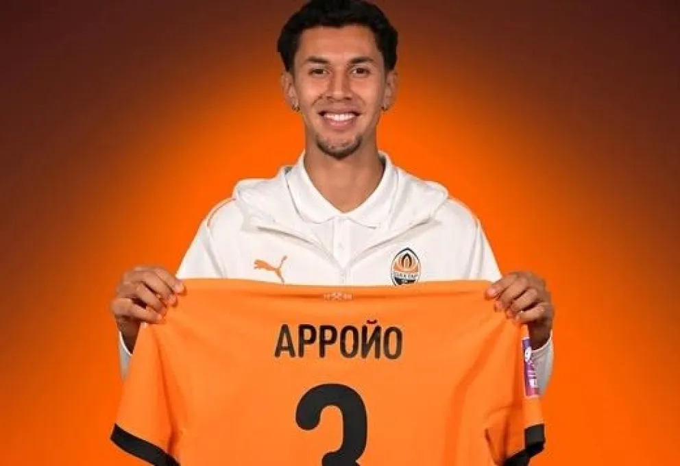 Diego Arroyo muestra la camiseta número 3 que lucirá en el Shakhtar de Ucrania. Foto: FC Shakhtar 