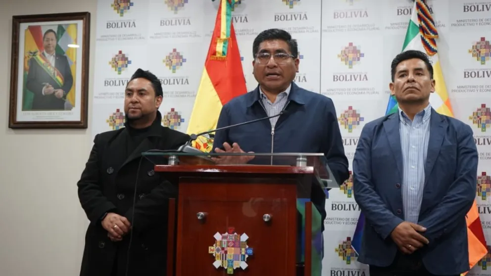 El ministro de Desarrollo Productivo, Néstor Huanca, (centro) brinda una conferencia de prensa con otras dos autoridades del sector. Foto: APG