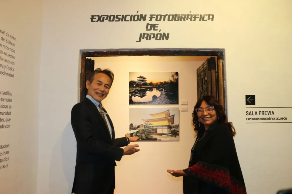 El embajador japonés, Terumí Matsuo, y la directora del MNA, Claribel Arandia, inauguran la muestra, FOTO: MNA